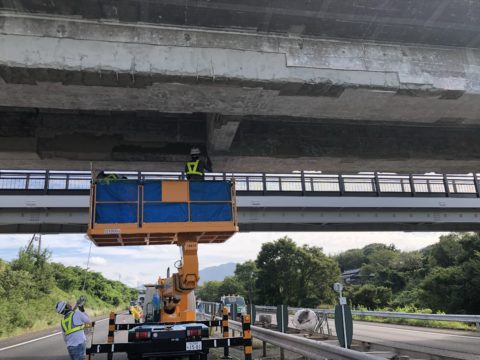 滋賀県某所にて名神高速集中工事に携わり橋梁補修、補強工事を行いました。